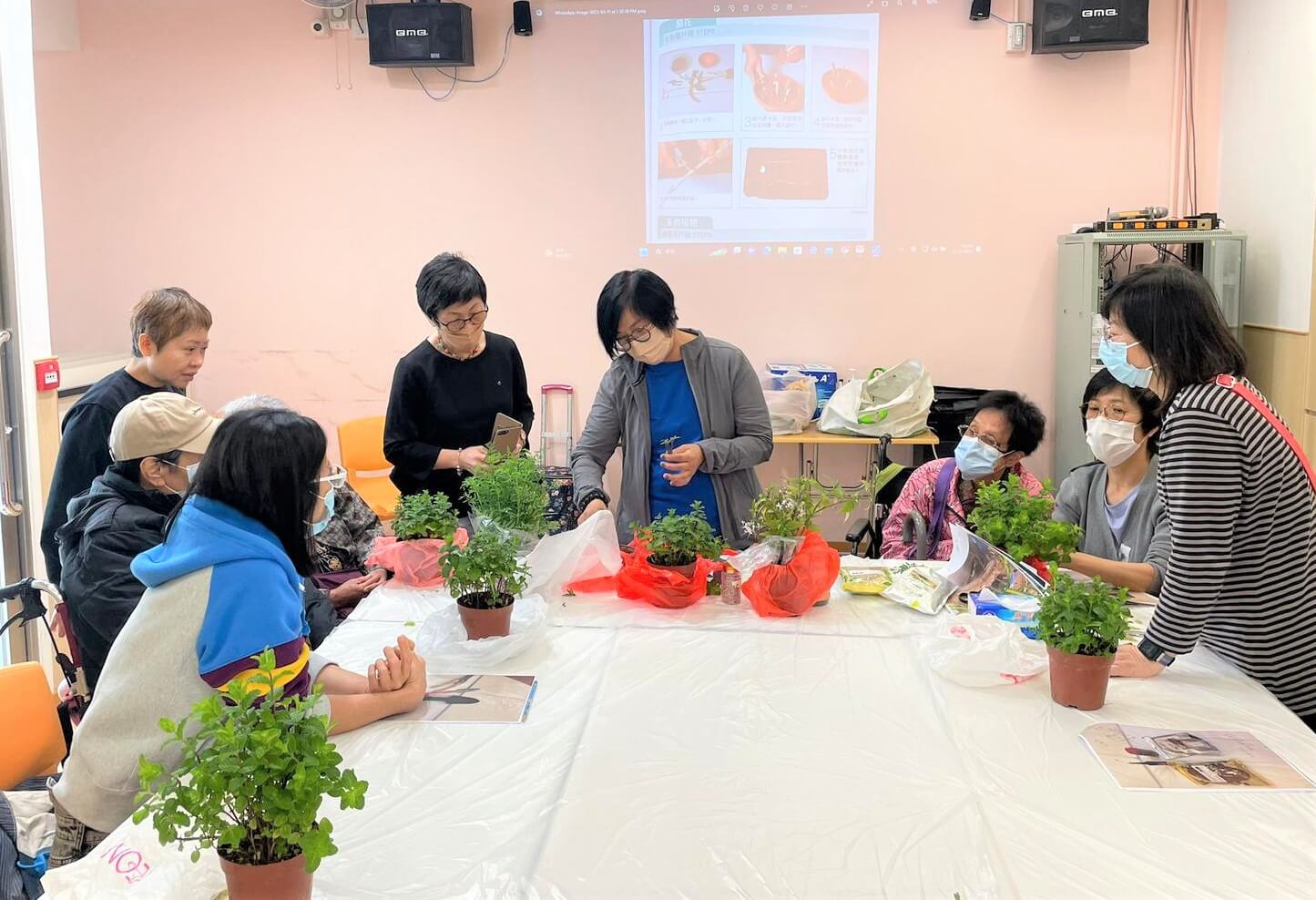 是次「长者园艺学堂」由康翠园艺主管负责教授长者园艺的技巧。
