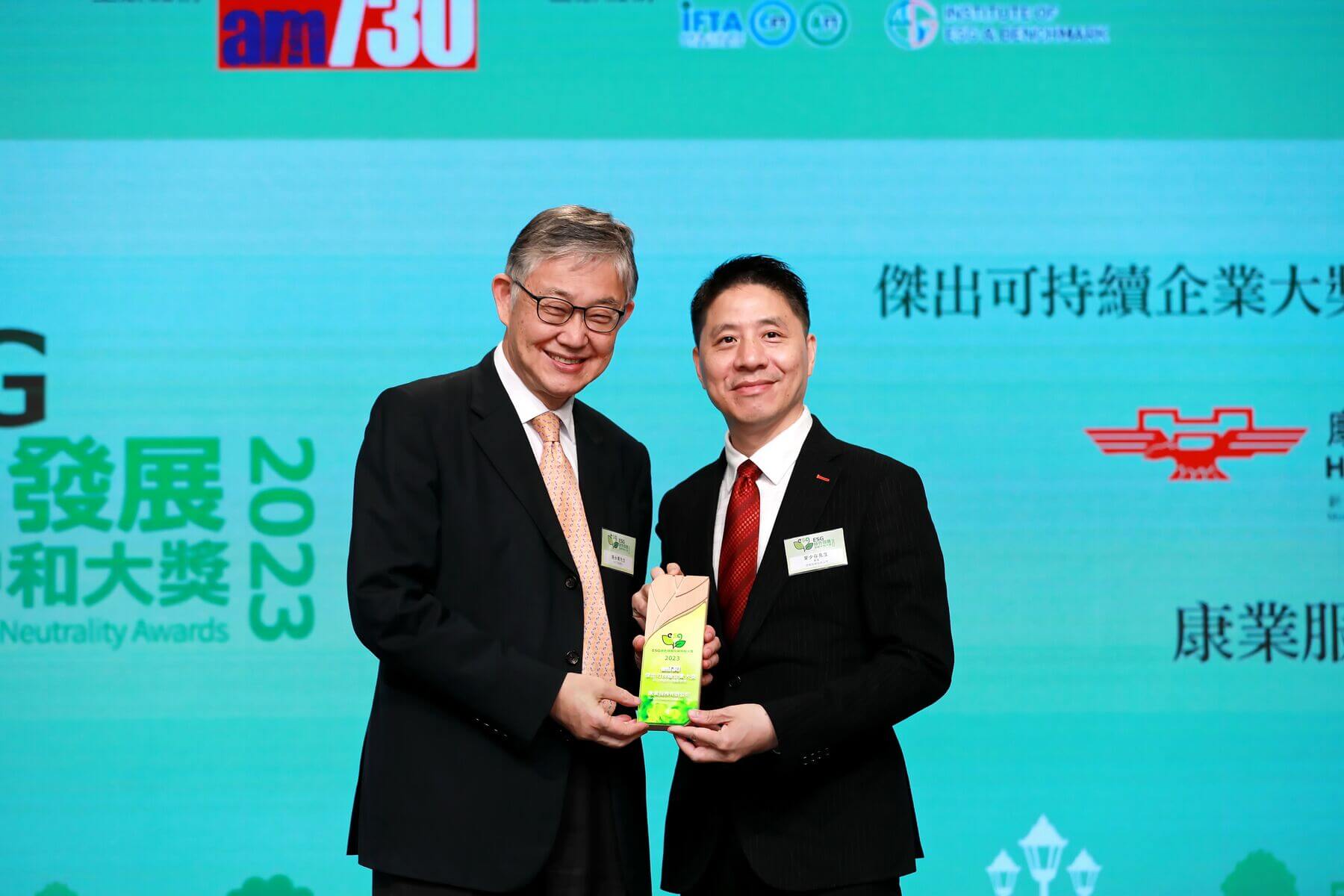 Mr. Ip Siu Chuen, Director of Hong Yip, accepted the "Outstanding Sustainability Enterprise Award" in the non-listed company - property management category of "ESG Green Development & Carbon Neutrality Awards" by AM730.
